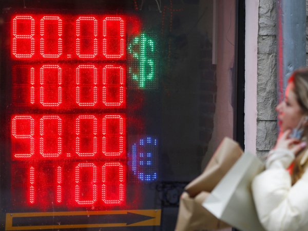 Россияне в декабре купили рекордный объем долларов и евро: названа причина