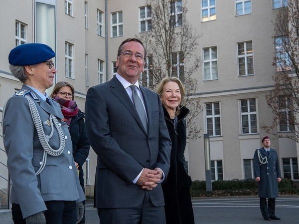 Министр обороны ФРГ: Германия не готова к противостоянию с Россией