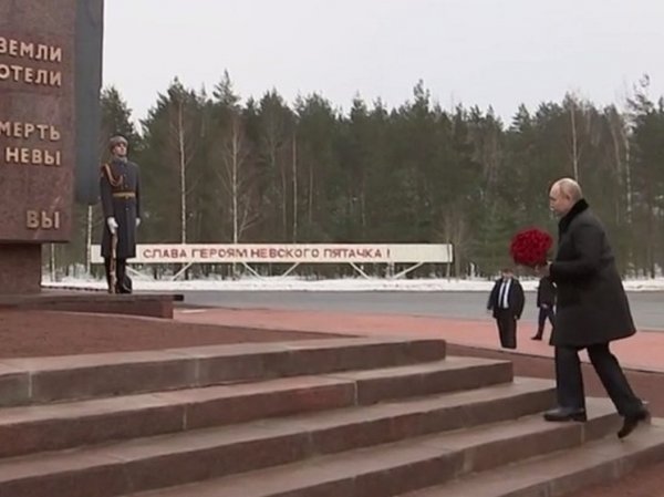 Путин возложил цветы к мемориалу 
