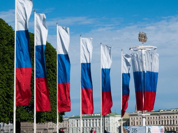 В Госдуму внесли законопроект о вывешивании флага в образовательных учреждениях