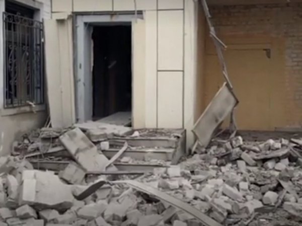 Разрушенная пекарня в Лисичанске бесплатно раздавала воду