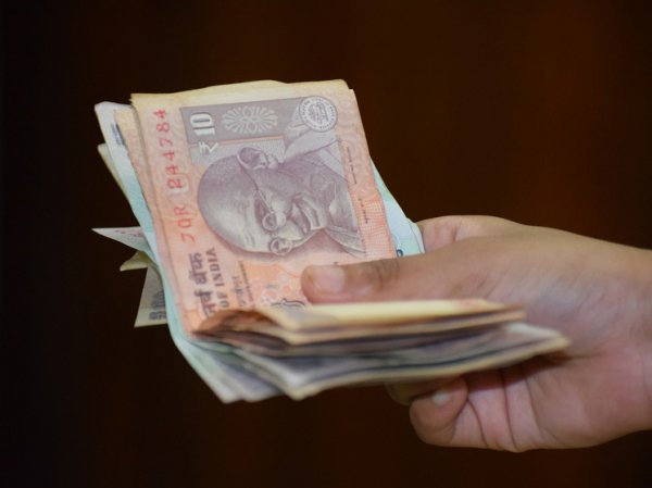 Россиянам предложили сделать ставку на рупии: в чем подвох