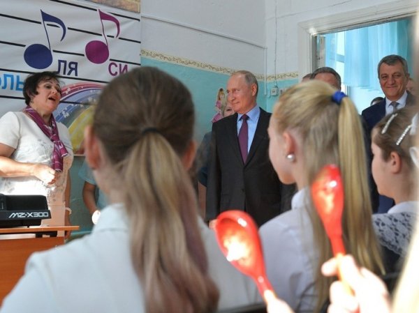 Путин призвал привлекать в школы больше "крутых мужиков"