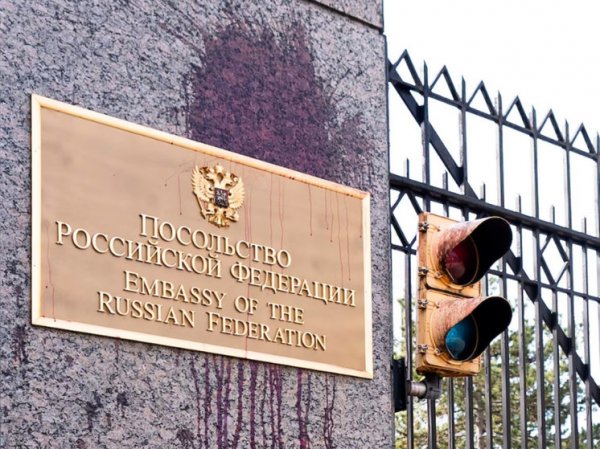 Вход в посольство России в Вашингтоне атаковали вандалы