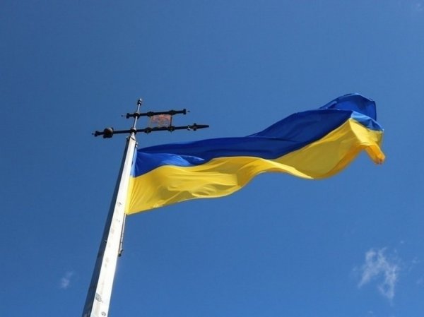 В Риге вытерли ноги об украинский флаг