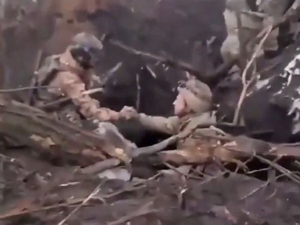 Русский солдат пожал руку пленному боевику ВСУ