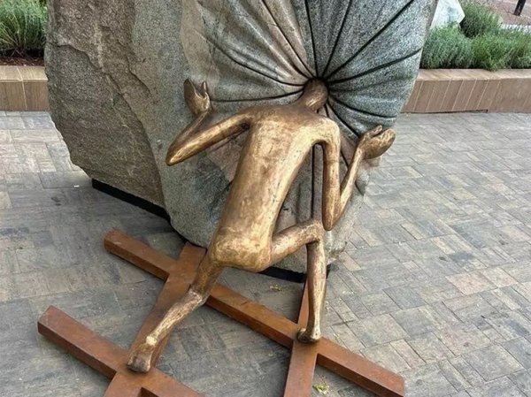 Россиянка обвинила скульптуру помехах 