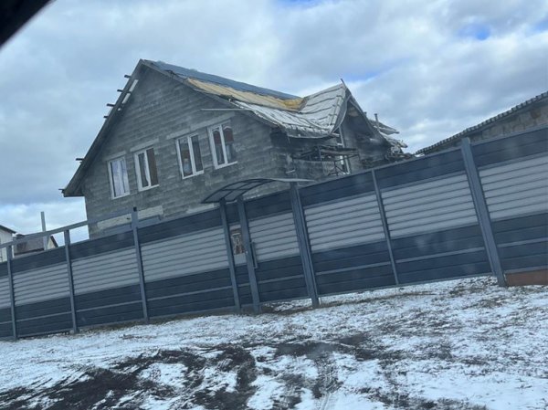 Соседи затравили россиянина из-за сине-желтой крыши