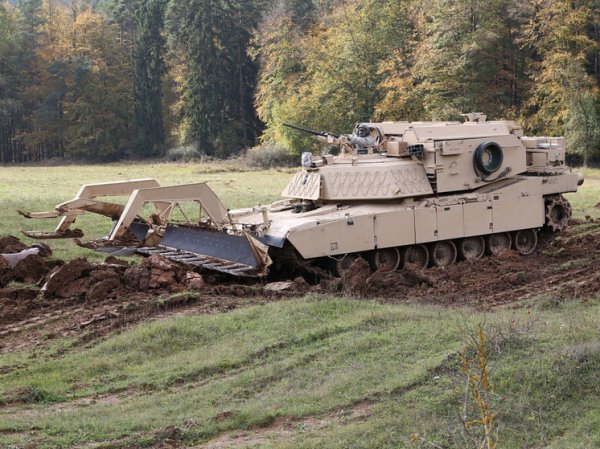 ВСУ потеряли редкую инженерную бронемашину M1150 на базе Abrams