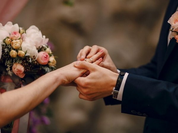 Жених показал на свадьбе шокирующее видео с невестой