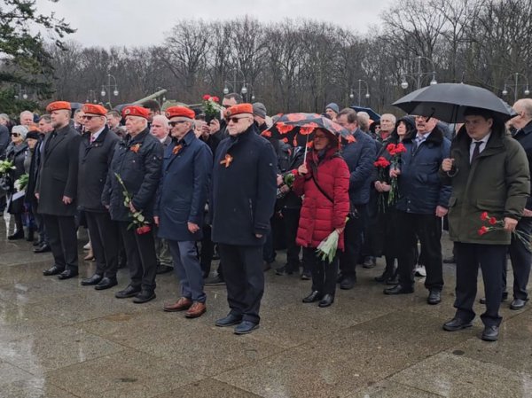 В Берлине накануне 23 февраля возложили венки к мемориалу погибшим советским воинам