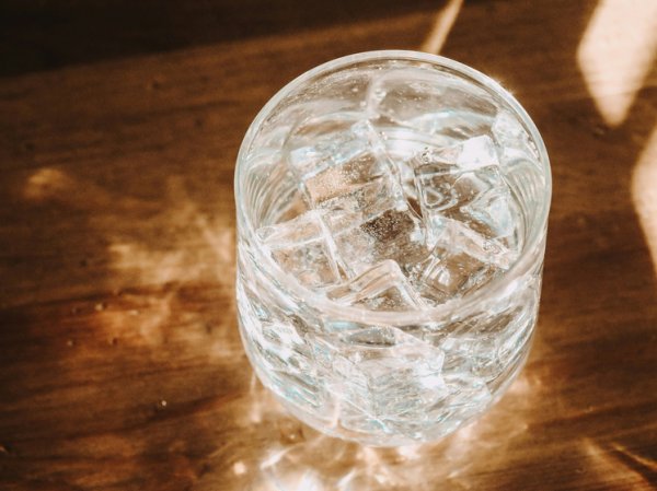 “Пейте растаявший лед: раскрыт секрет использования воды в профилактике простуды
