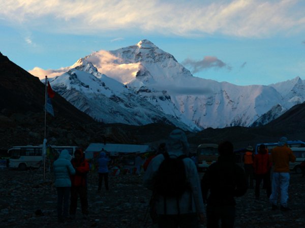 Последний выживший назвал ужасной ситуацию на Эвересте: что стало с вершиной мира
