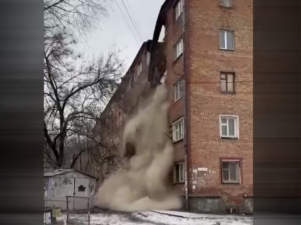 Жители рухнувшего в Ростове дома подарили недовольному мэру 