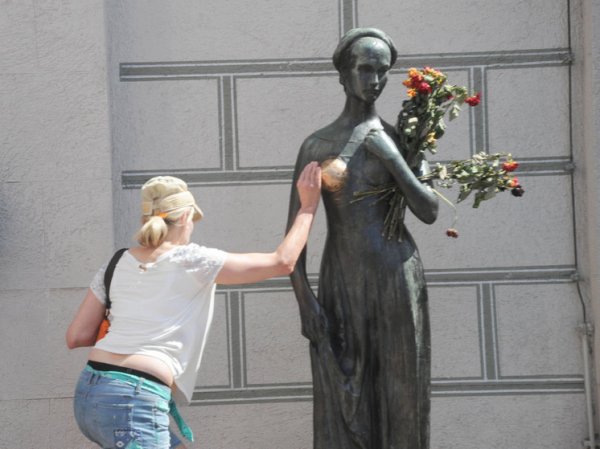 Несчастливая в любви: грудь шекспировской Джульетты в Вероне стерли до дыр туристы