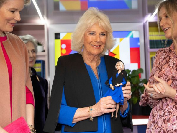 Королева Камилла похвалила протестовавших суфражисток и получила собственную куклу Барби