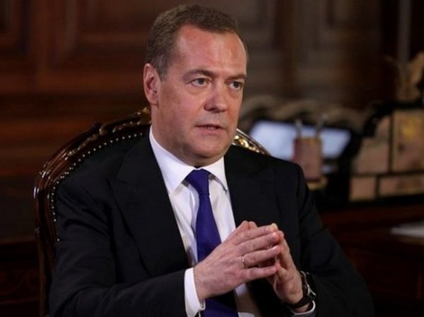 Медведев посулил президенту Латвии болтаться на виселице из-за слов о России