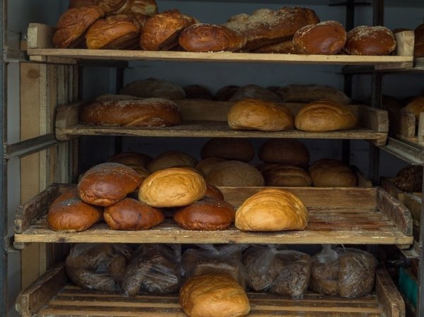 Жители Липецка добились, чтобы магазин не выбрасывал хлеб в мусор