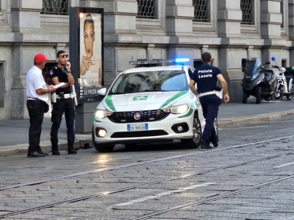 В Милане украинский подросток с криками "Фашисты вернулись" избивал иностранцев