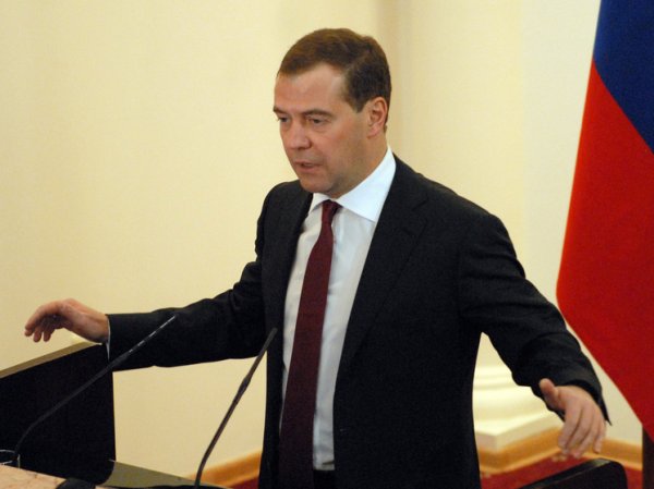 Медведев предупредил французских "петухов" о последствиях отправки военных на Украину