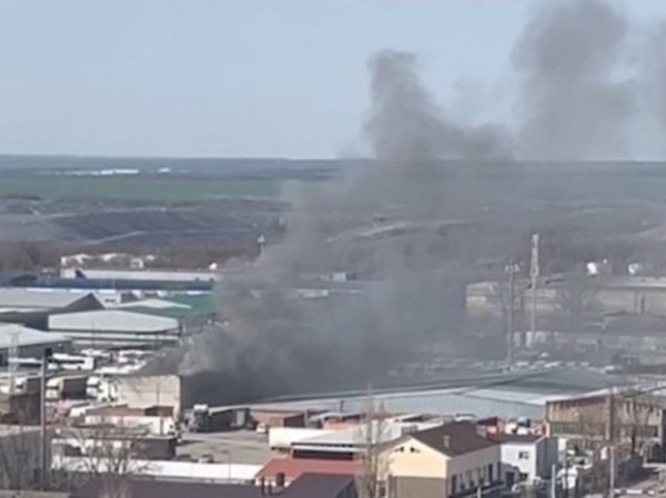 В Ростове загорелись склады