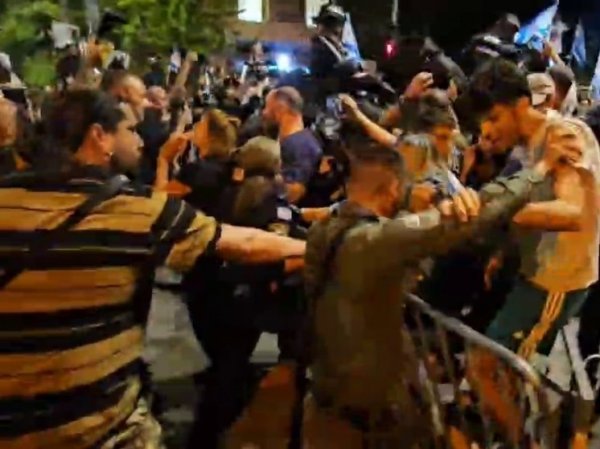 В Израиле протестующие пытаются прорваться к резиденции Нетаньяху