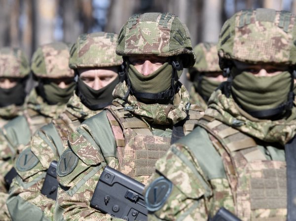 Российские бойцы выкопали скандально известную бронемашину "Азова"*
