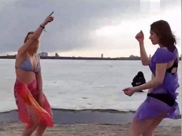 Полуголые россиянки шокировали танцем перед рыбаками на льду
