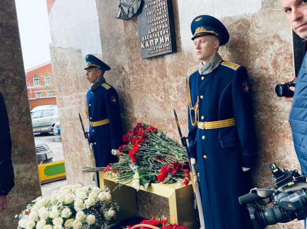 В Москве открыли мемориальную доску в честь легендарного летчика