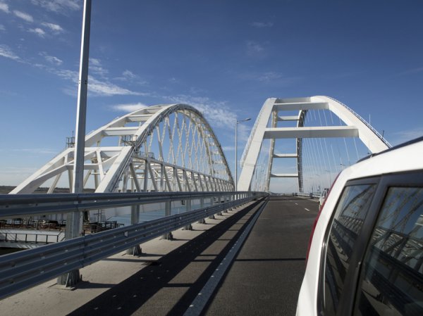 Крымский мост перекрыли