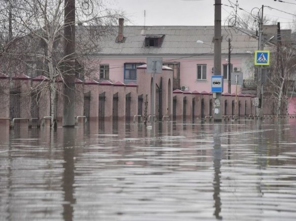За сутки уровень воды в реке Урал в городе Орске упал на полметра