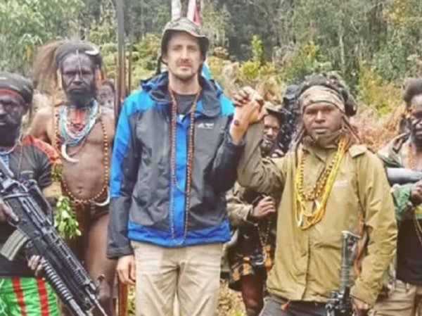 Захватившие в заложники пилота папуасы-сепаратисты готовы к переговорам с ООН