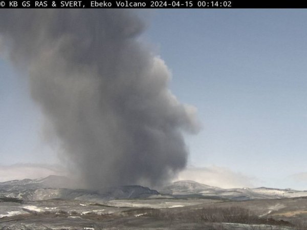 Курильский вулкан Эбеко выбросил столб пепла