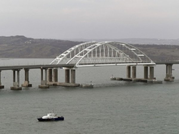 Движение автомобилей на Крымском мосту перекрыто