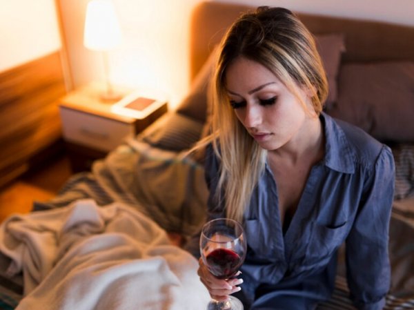 Новое исследование раскрыло влияние алкоголя на сон: неоднозначные результаты