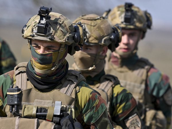 Французский журнал сообщил о финансировании американцами 12 военных баз на Украине
