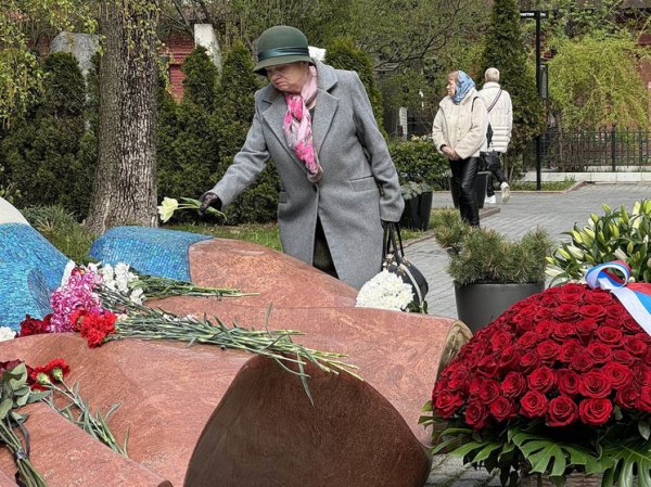 В день смерти Ельцина соратники увидели на его могиле особые знаки